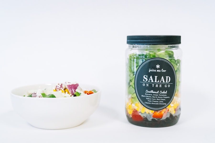 Pote de salada e prato fresco em mesa clara