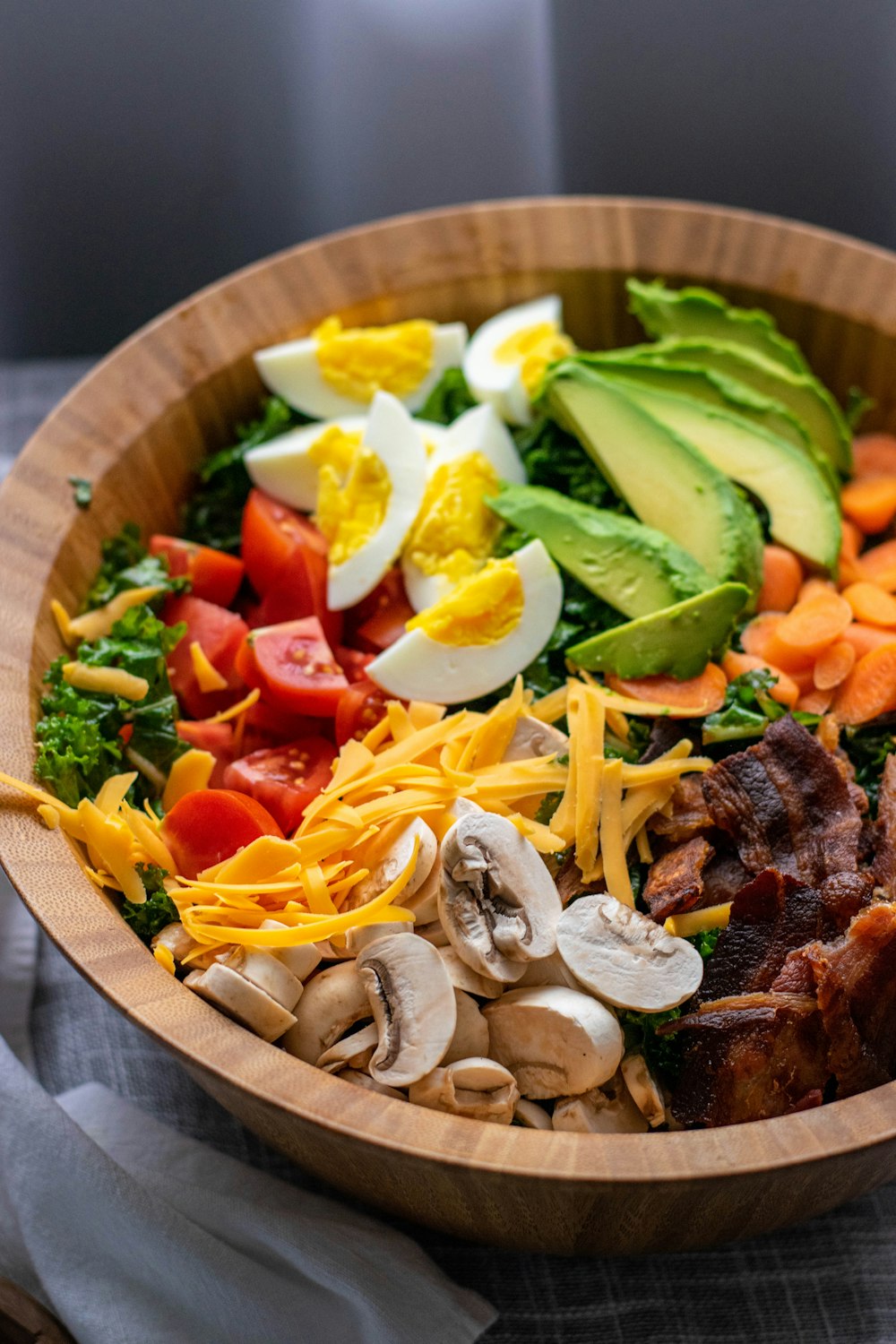 Salada caesar em bowl com folhas e ovos