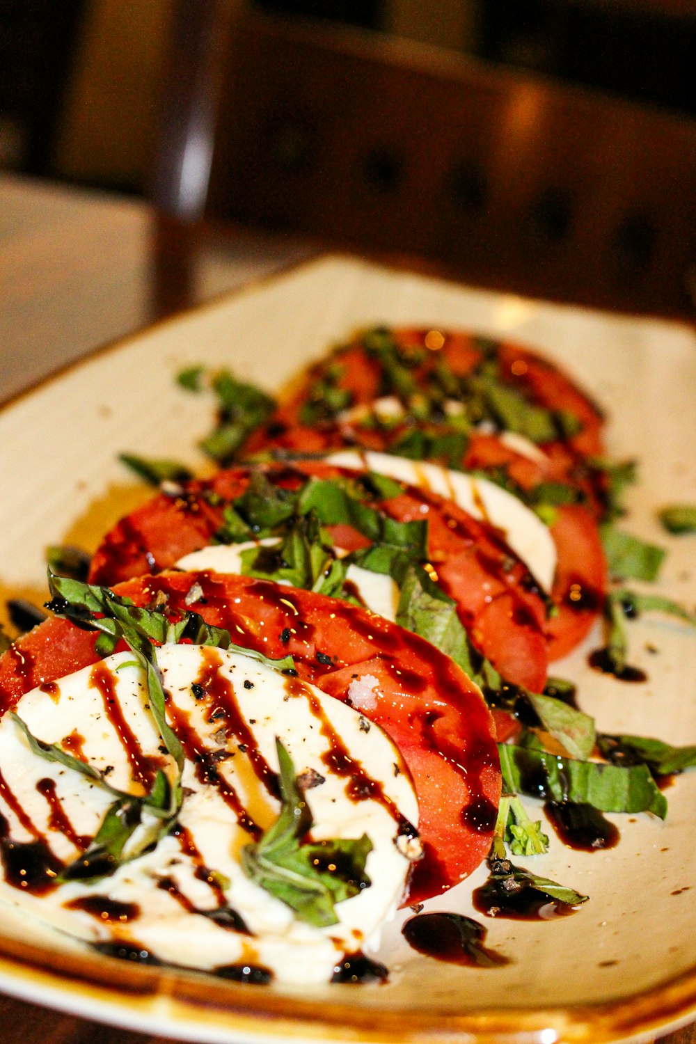 Salada caprese com tomate, muçarela e manjericão