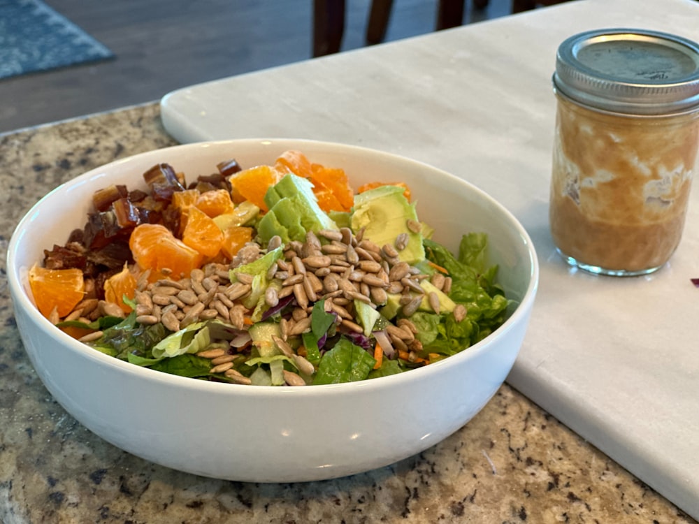 Bowl de salada com pote de molho caseiro